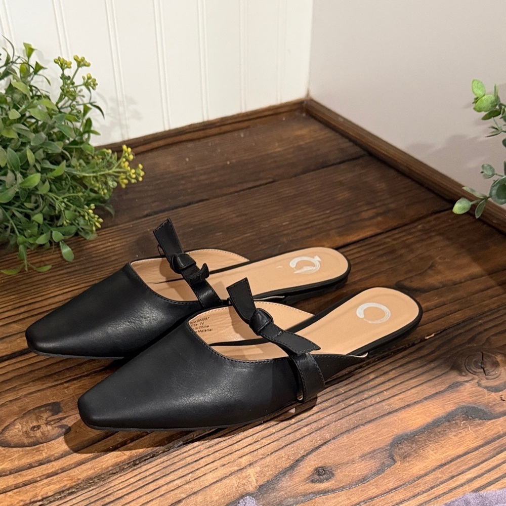 NWT Journee Missy Black Mule Flats with bow strap